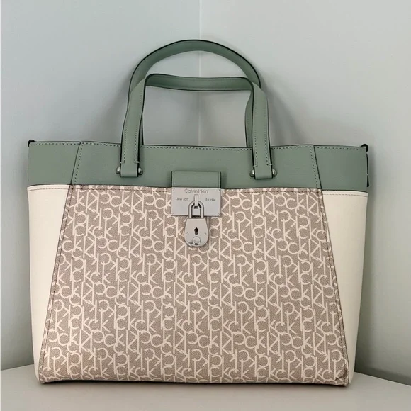 Calvin Klein bag - Picture 1 of 11